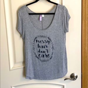 Messy hair don’t care tee